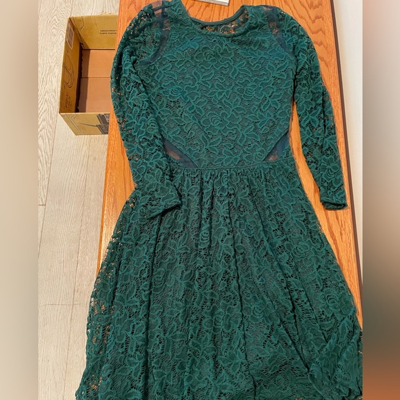 Green lace dress - Picture 1 of 3